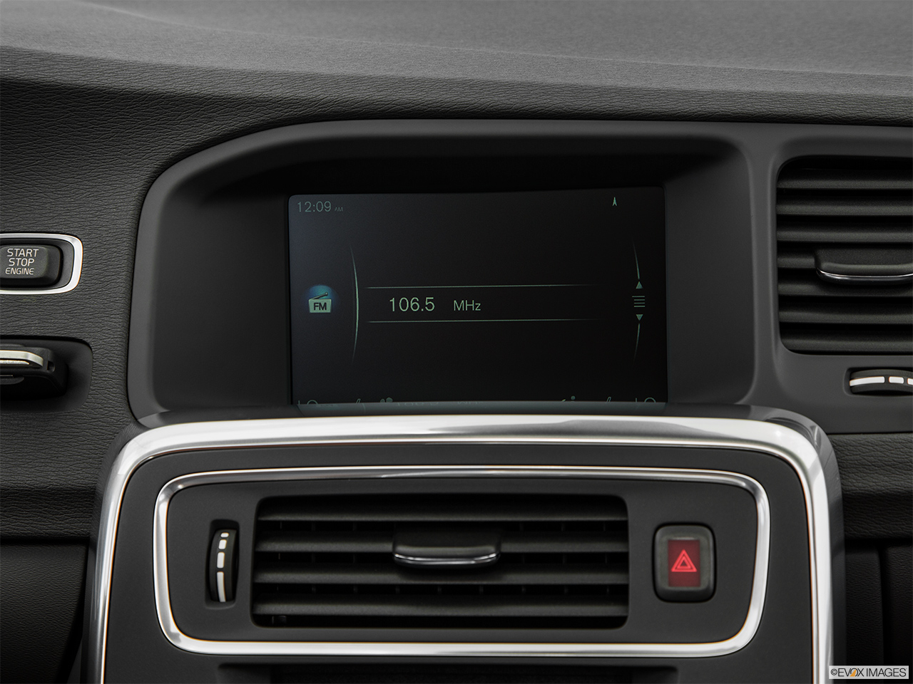 2015 Volvo V60 Cross Country T5 AWD Closeup of radio head unit 