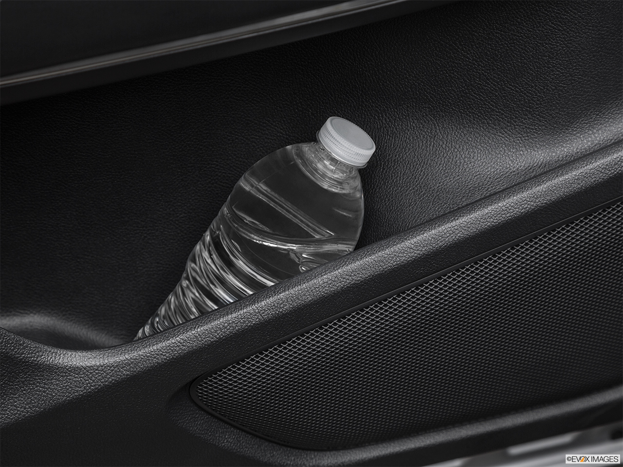 2015 Lincoln MKC Base Cup holder prop (tertiary). 