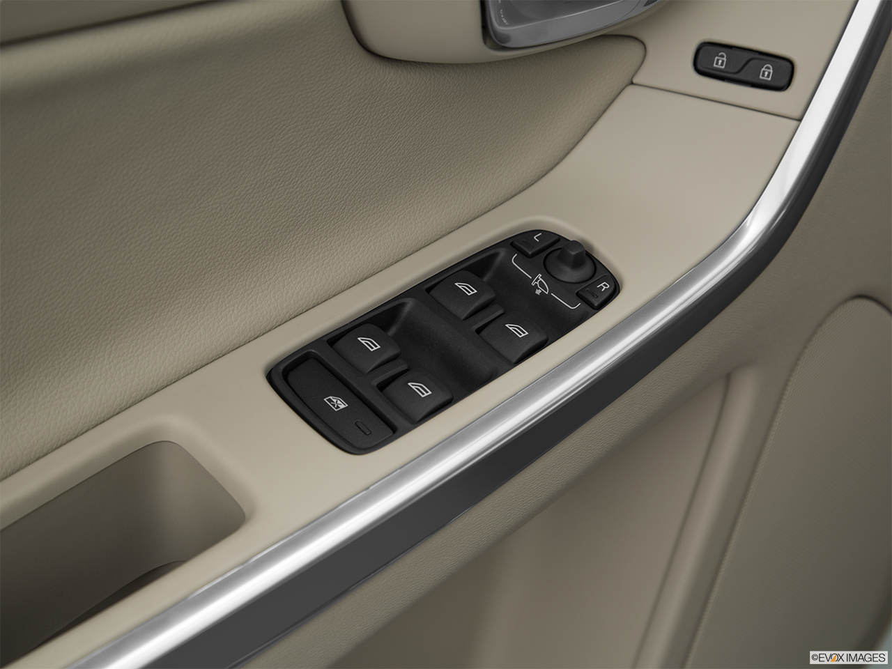 2016 Volvo XC60 T5 Drive-E FWD Premier Driver's side inside window controls. 