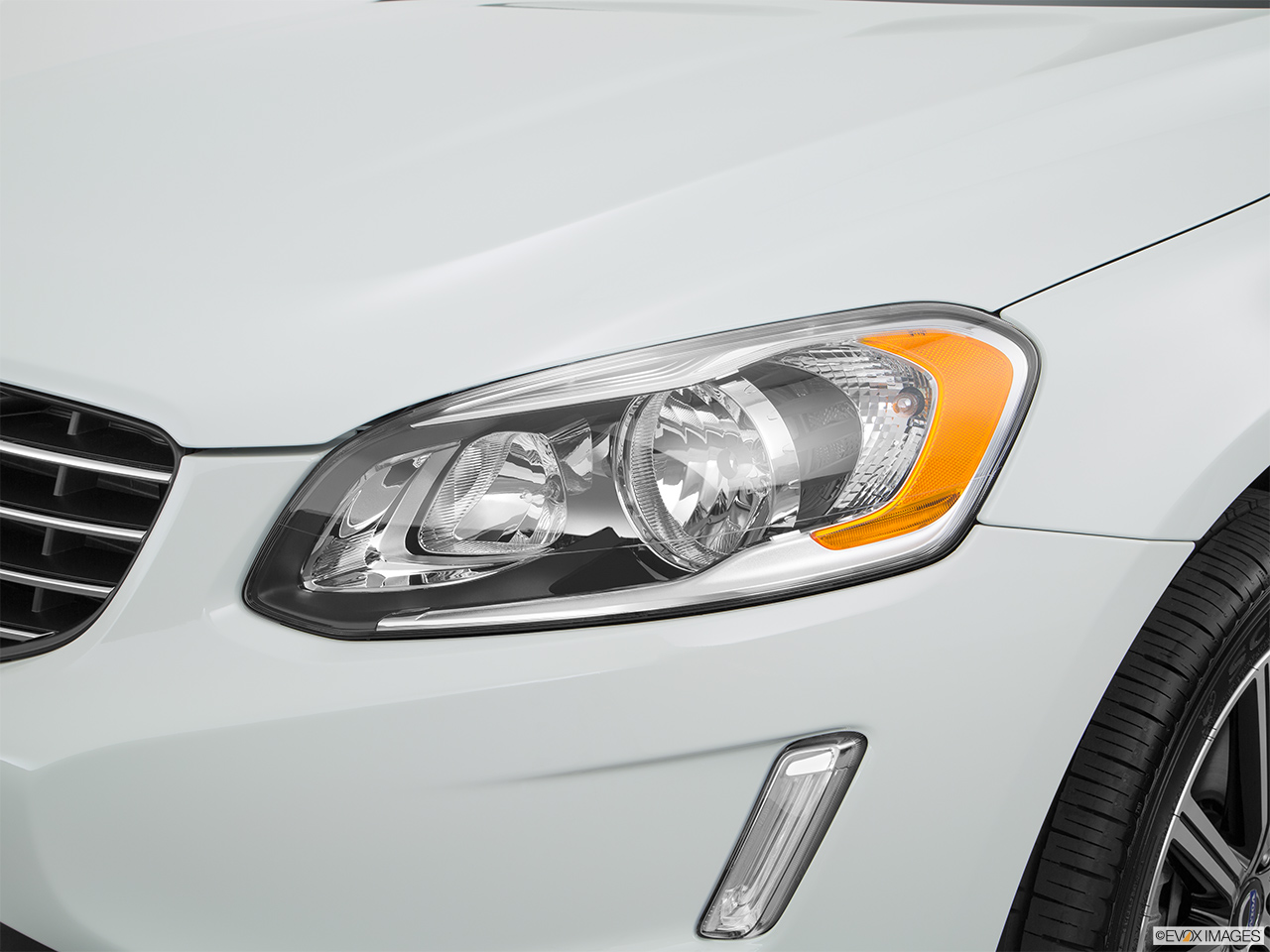 2016 Volvo XC60 T5 Drive-E FWD Premier Drivers Side Headlight. 