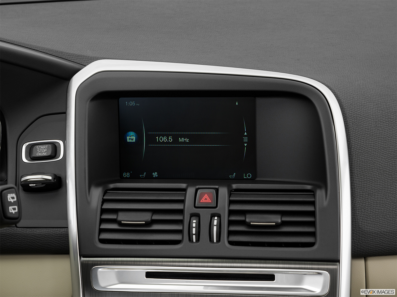 2016 Volvo XC60 T5 Drive-E FWD Premier Closeup of radio head unit 
