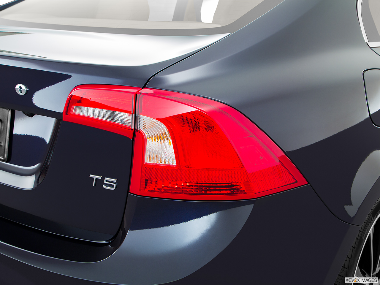 2016 Volvo S60 T5 Drive-E FWD Premier Passenger Side Taillight. 