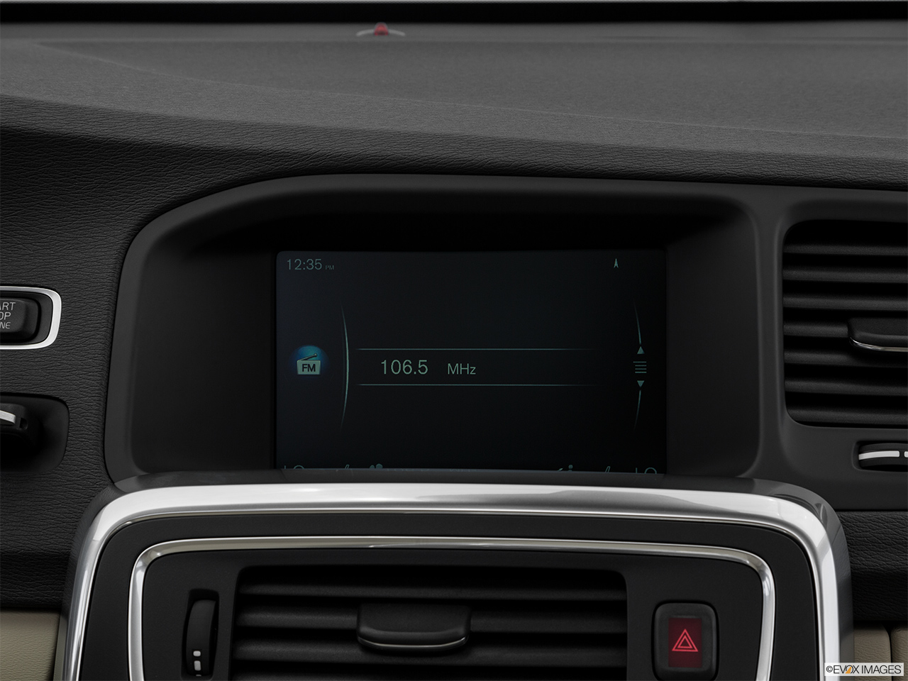 2016 Volvo S60 T5 Drive-E FWD Premier Closeup of radio head unit 