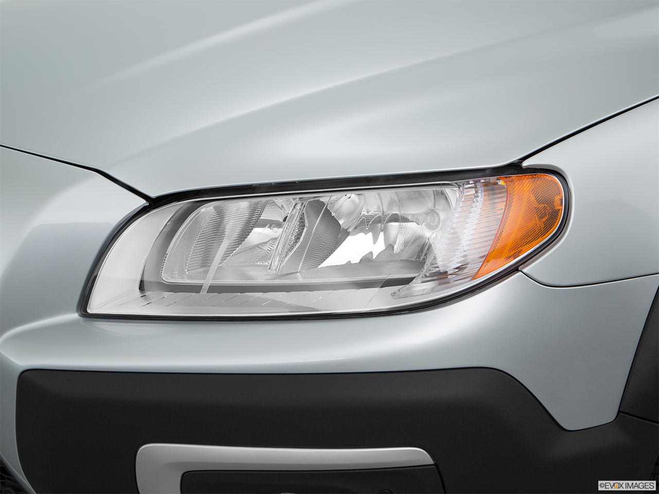 2016 Volvo XC70 T5 AWD Premier Drivers Side Headlight. 