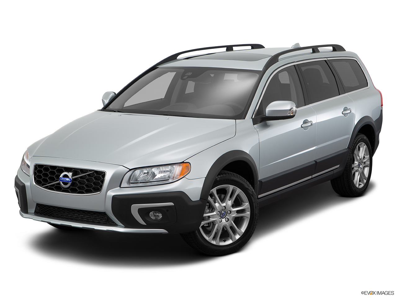 2016 Volvo XC70 T5 AWD Premier Front angle view. 