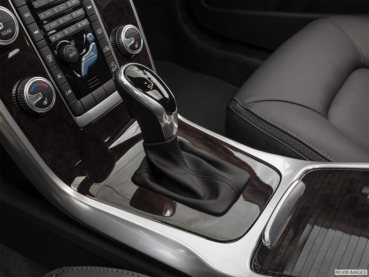 2016 Volvo XC70 T5 AWD Premier Gear shifter/center console. 