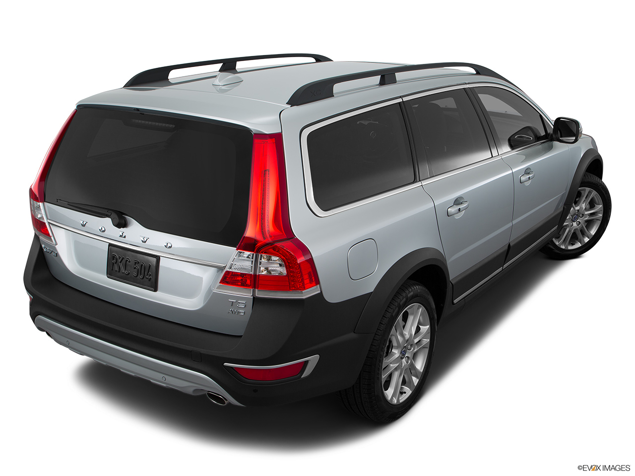 2016 Volvo XC70 T5 AWD Premier Rear 3/4 angle view. 