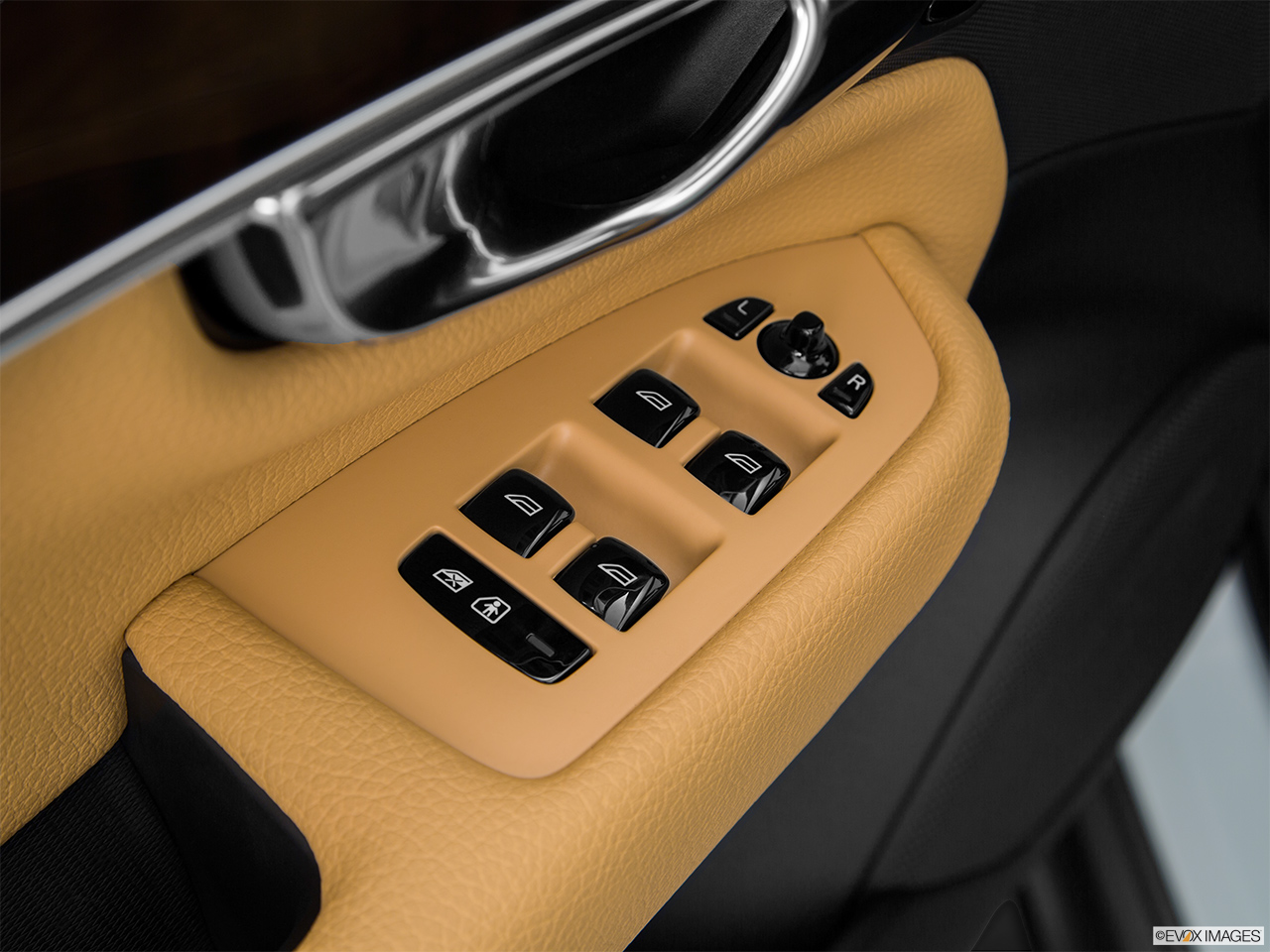 2016 Volvo XC90 T6 AWD Driver's side inside window controls. 