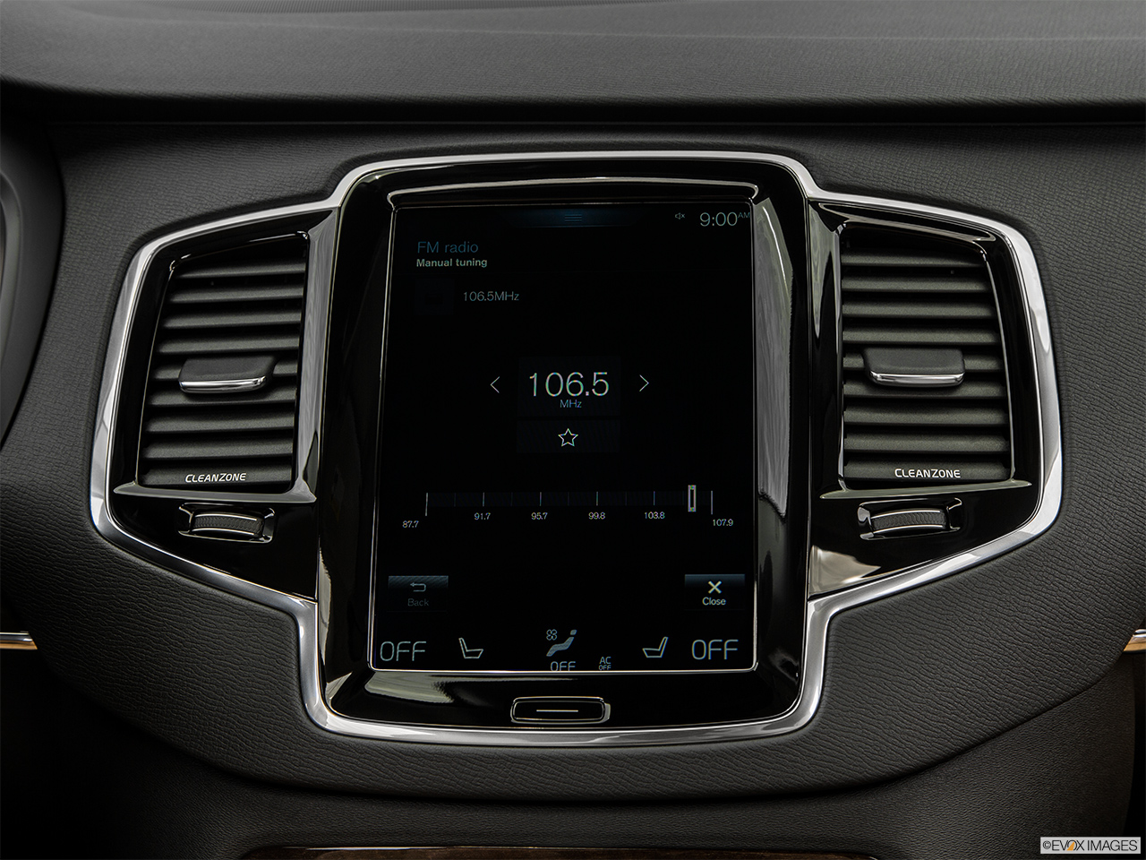 2016 Volvo XC90 T6 AWD Closeup of radio head unit 