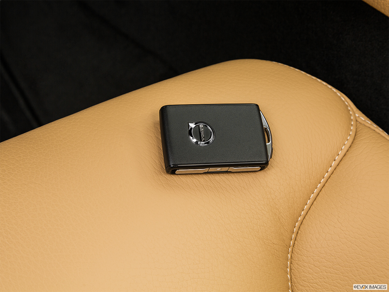 2016 Volvo XC90 T6 AWD Key fob on driver's seat. 