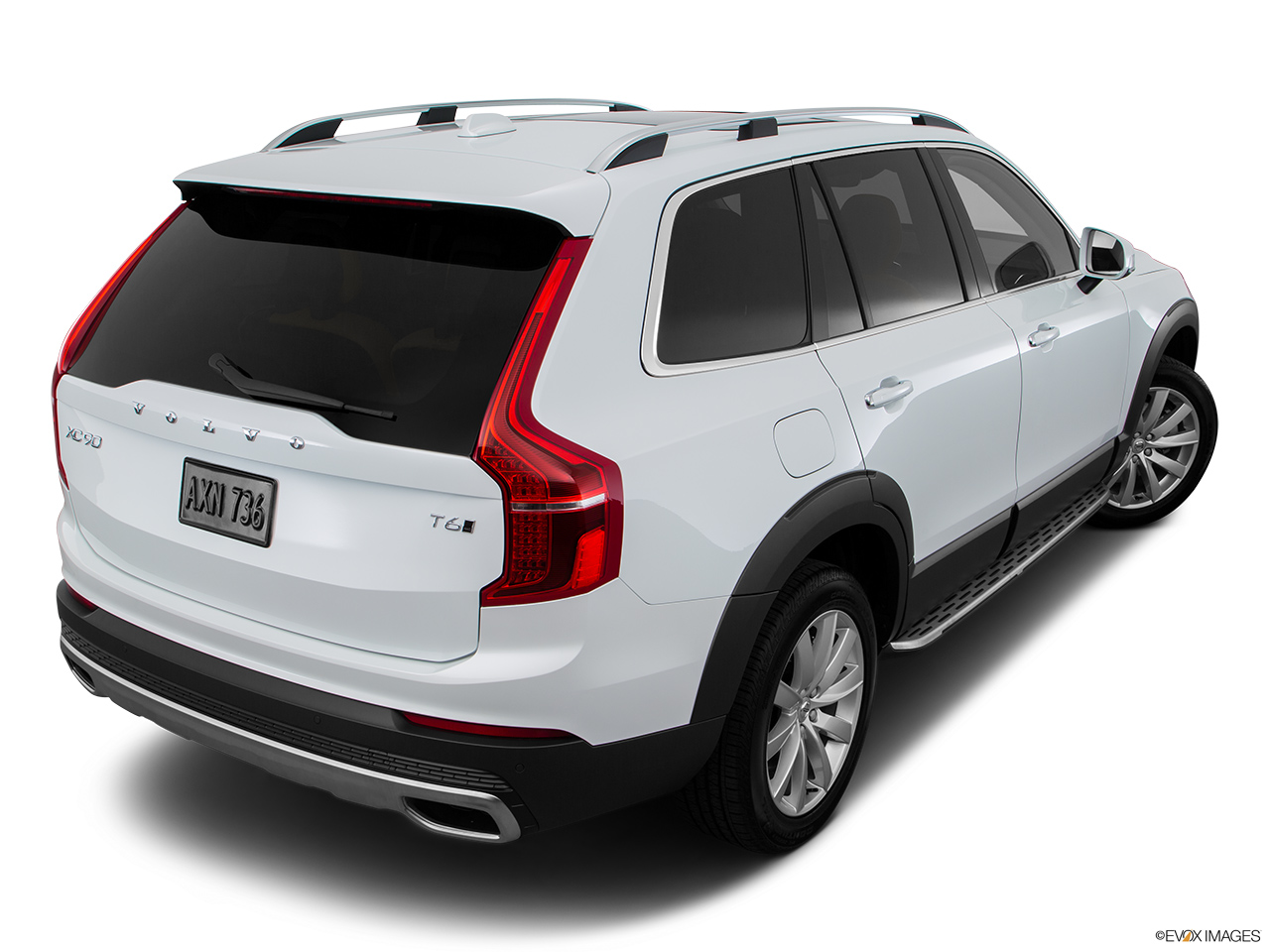 2016 Volvo XC90 T6 AWD Rear 3/4 angle view. 