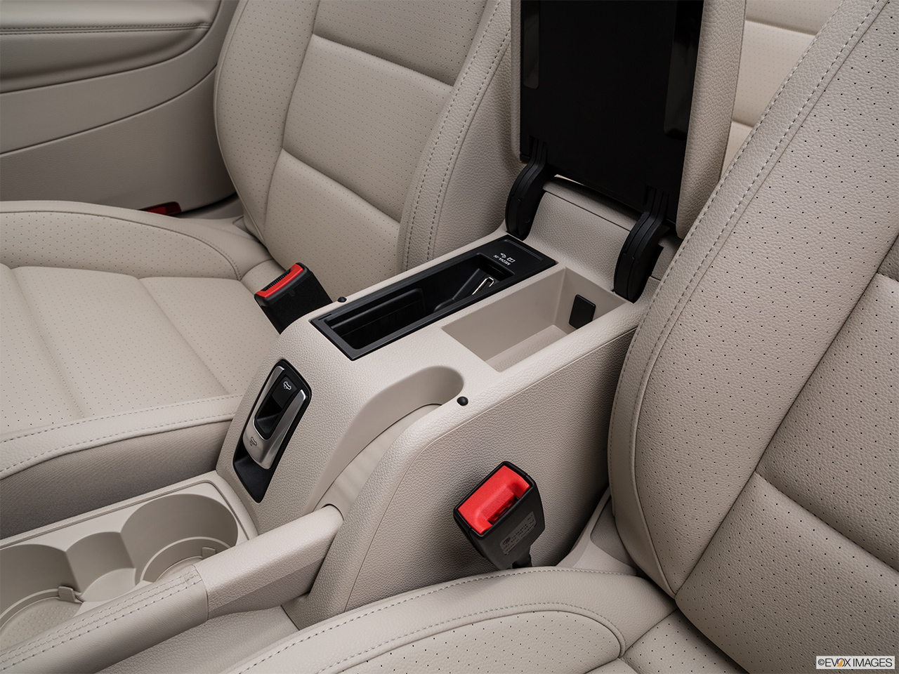 2016 Volkswagen Eos Komfort Edition Front center divider. 