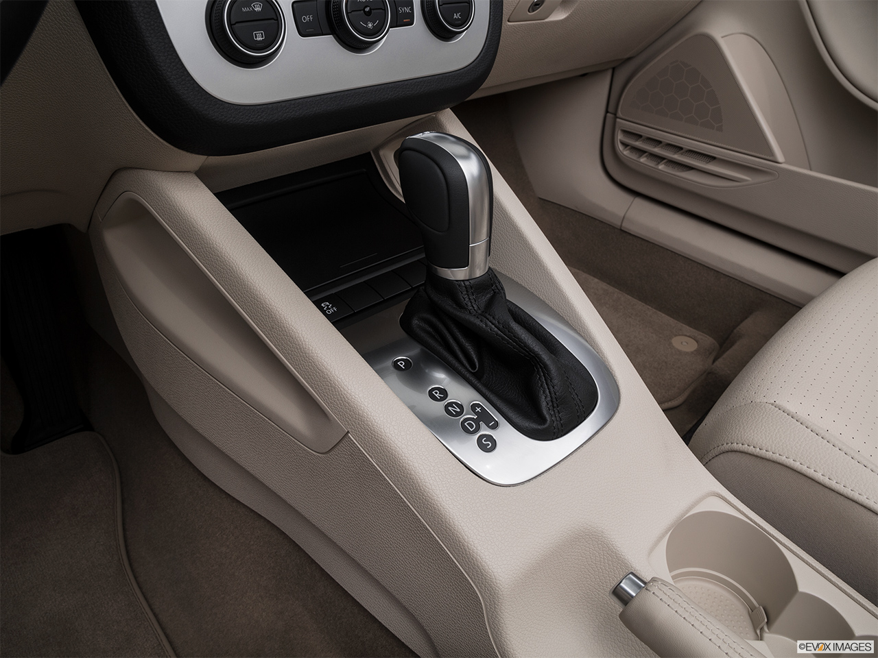 2016 Volkswagen Eos Komfort Edition Gear shifter/center console. 