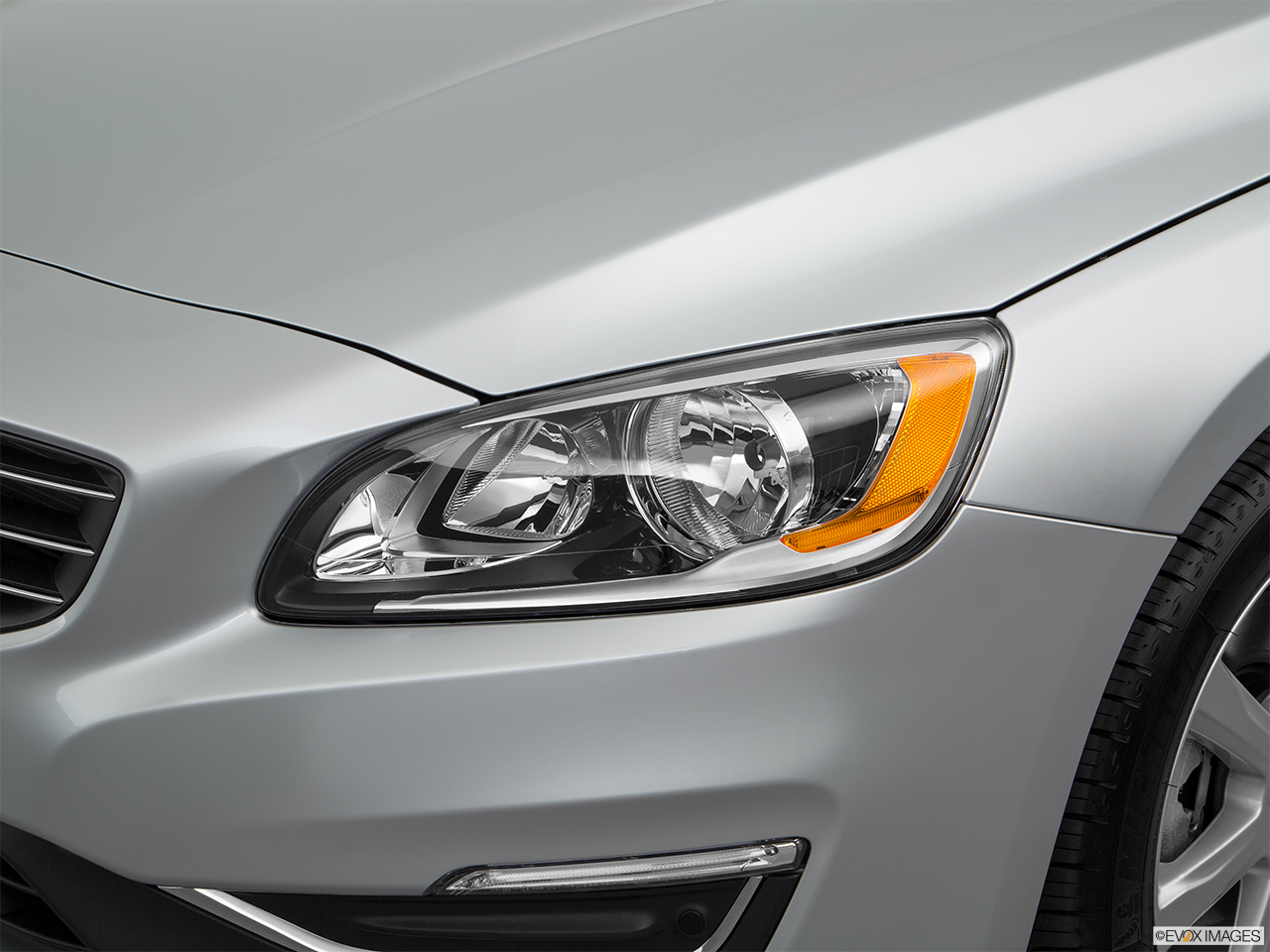 2016 Volvo V60 T5 Drive-E FWD Premier Drivers Side Headlight. 