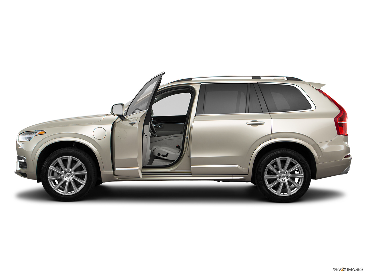 2016 Volvo XC90 Hybrid T8 Momentum Driver's side profile with drivers side door open. 