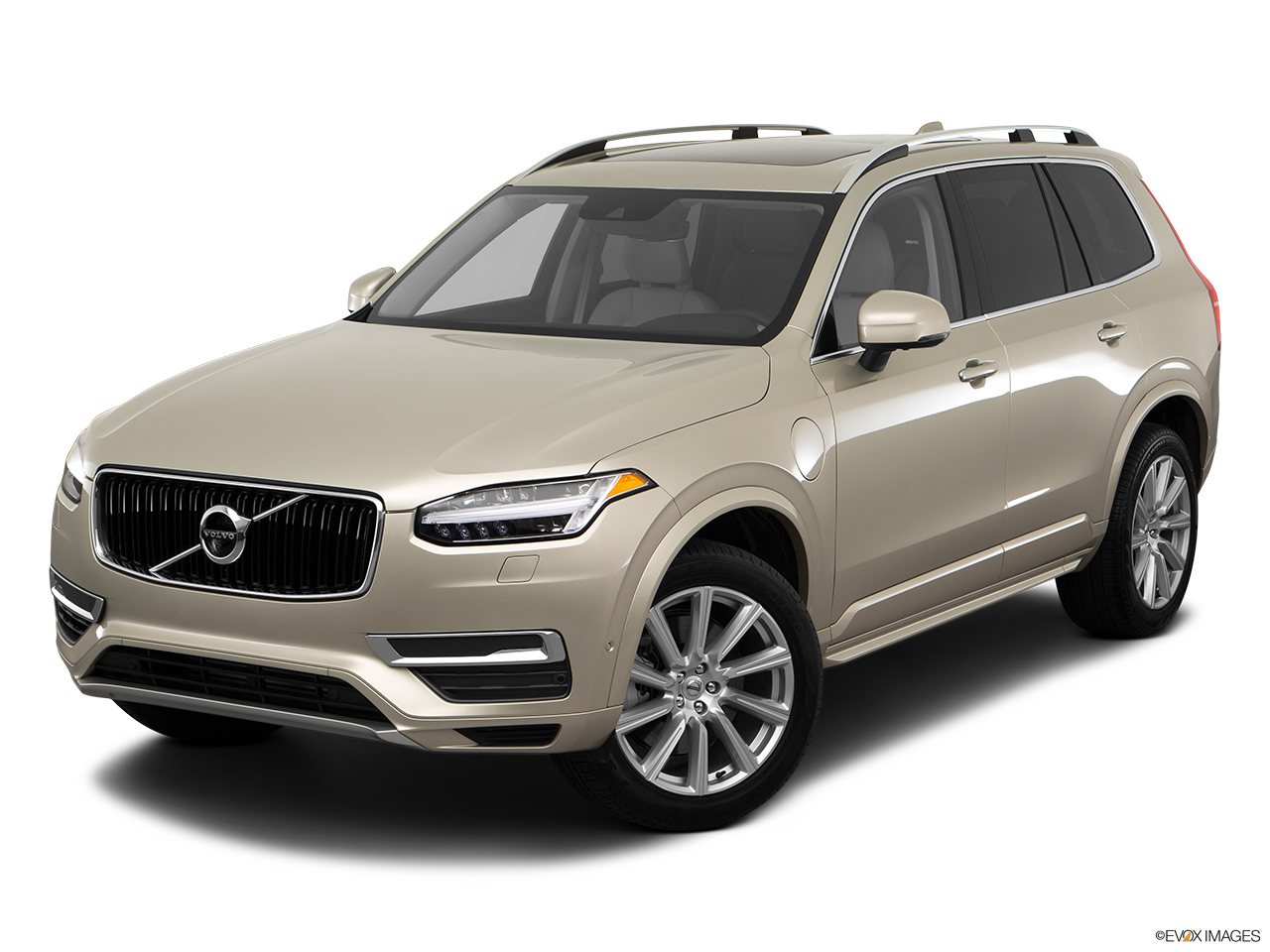 2016 Volvo XC90 Hybrid T8 Momentum Front angle view. 