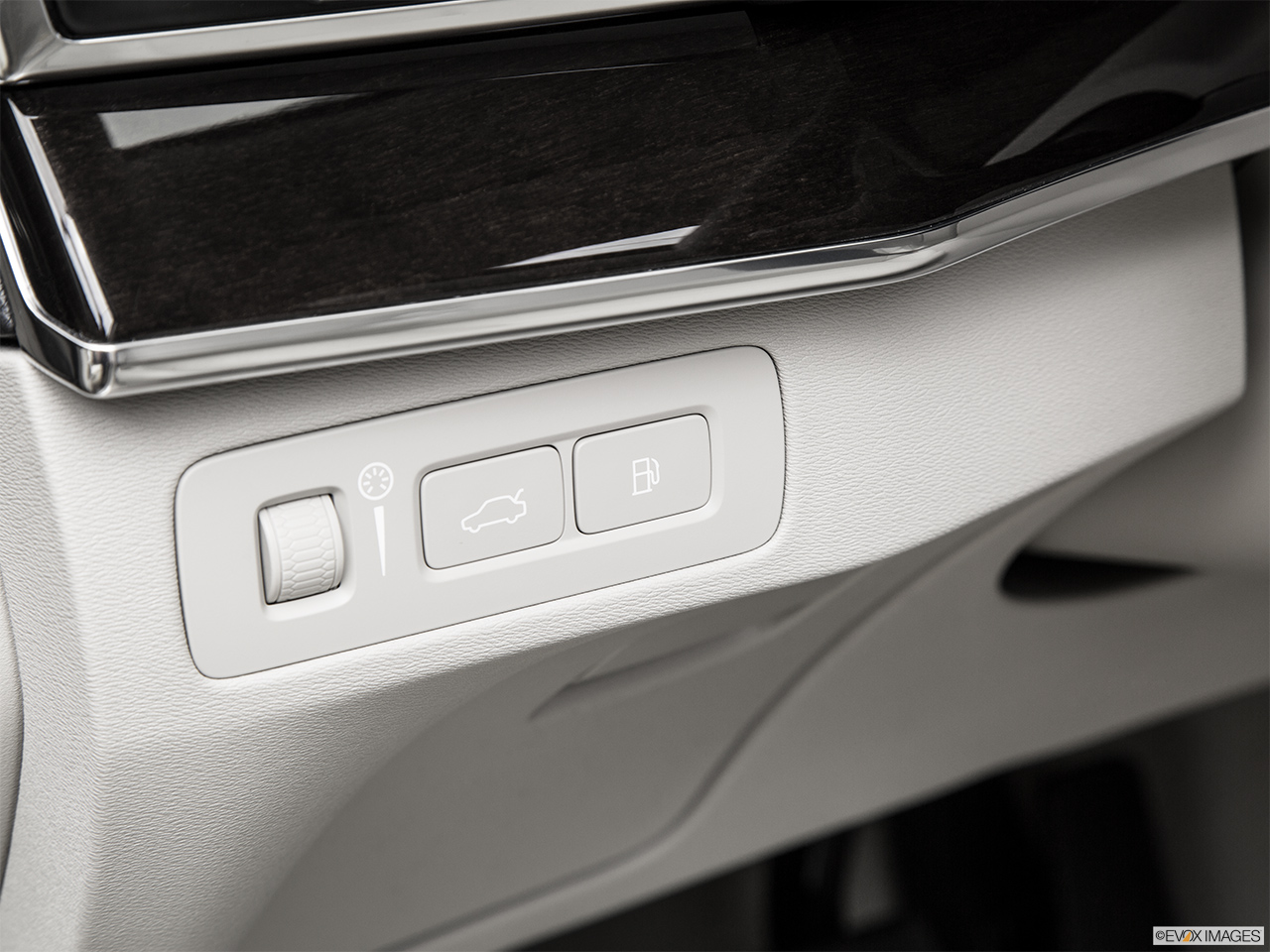 2016 Volvo XC90 Hybrid T8 Momentum Gas cap release. 