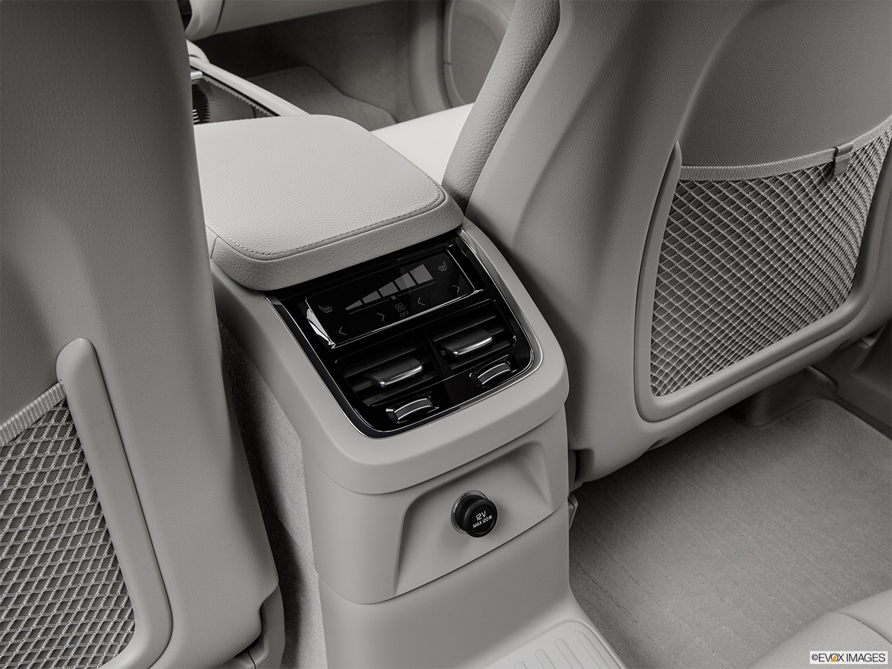 2016 Volvo XC90 Hybrid T8 Momentum Rear A/C controls. 