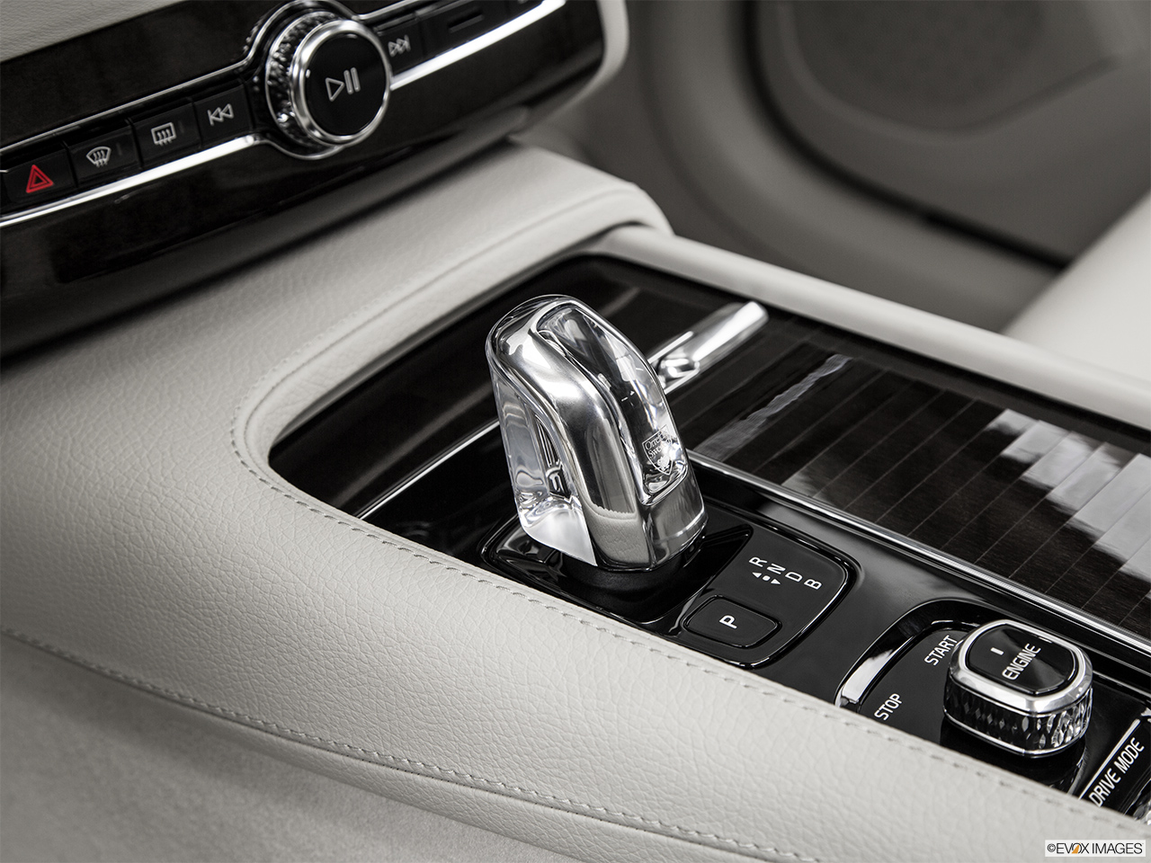 2016 Volvo XC90 Hybrid T8 Momentum Gear shifter/center console. 