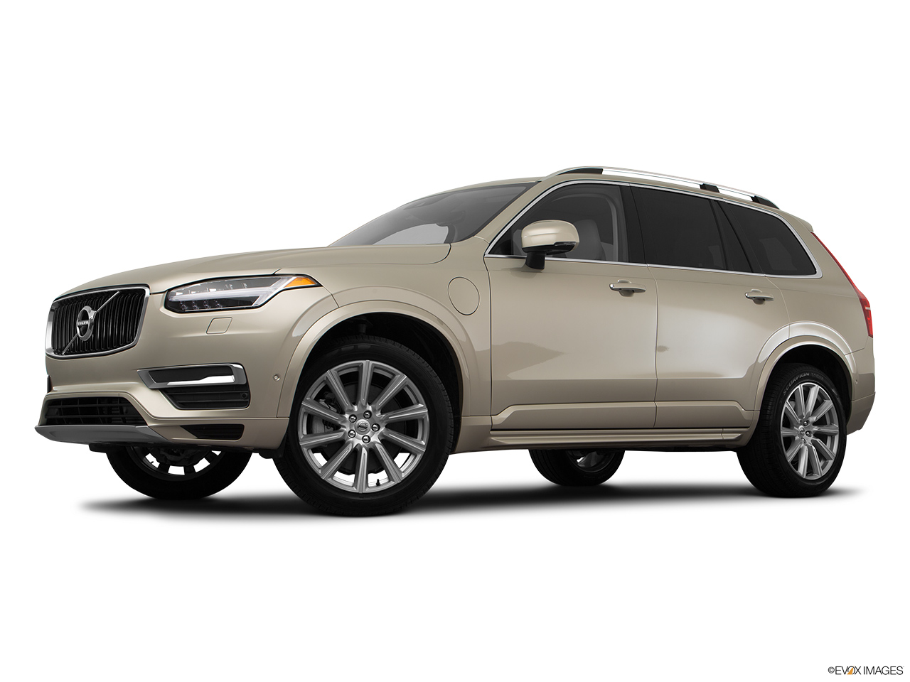 2016 Volvo XC90 Hybrid T8 Momentum Low/wide front 5/8. 