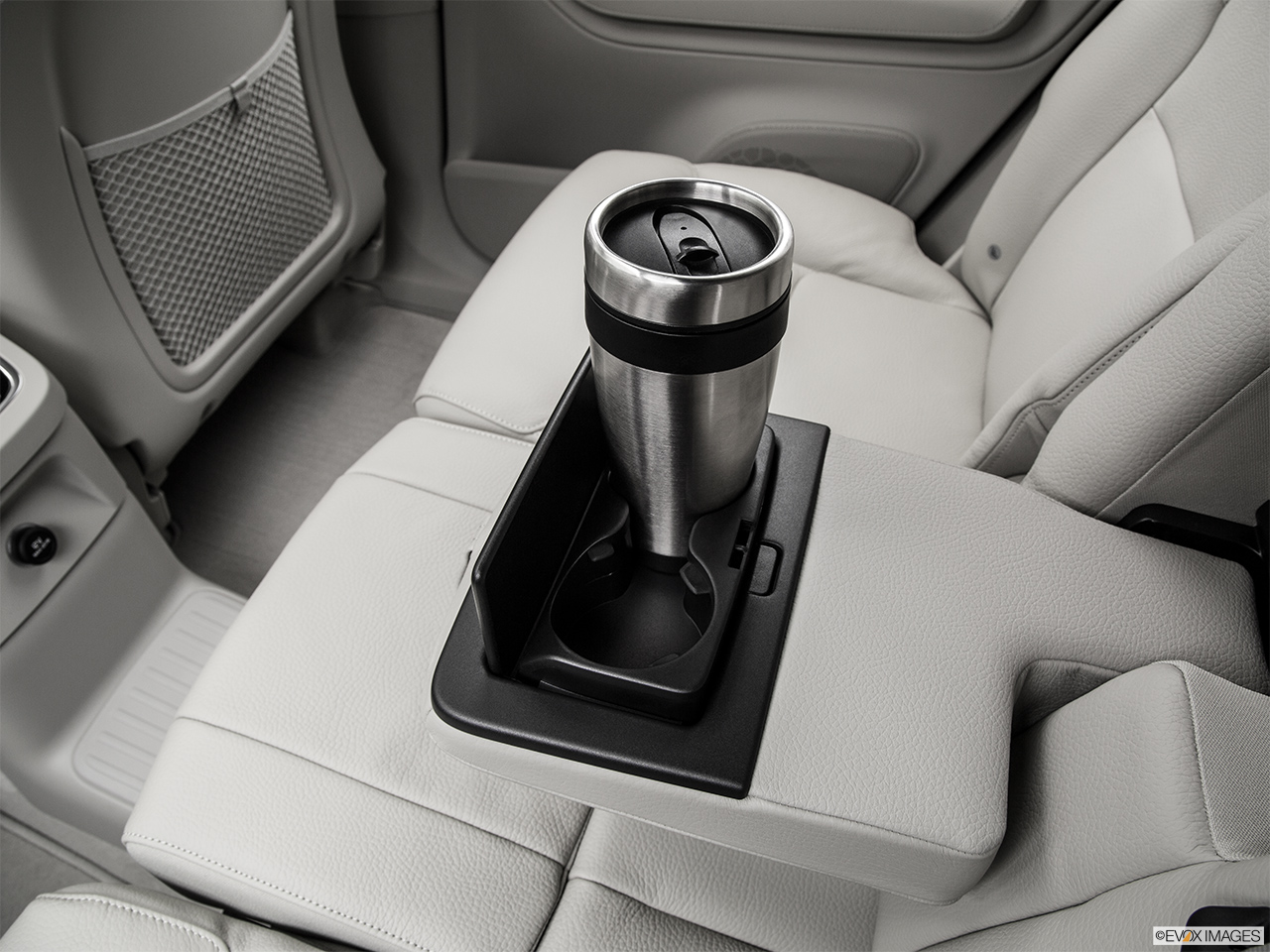 2016 Volvo XC90 Hybrid T8 Momentum Cup holder prop (quaternary). 