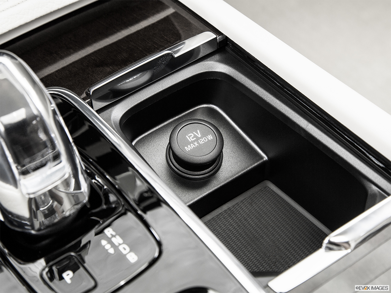 2016 Volvo XC90 Hybrid T8 Momentum Main power point. 