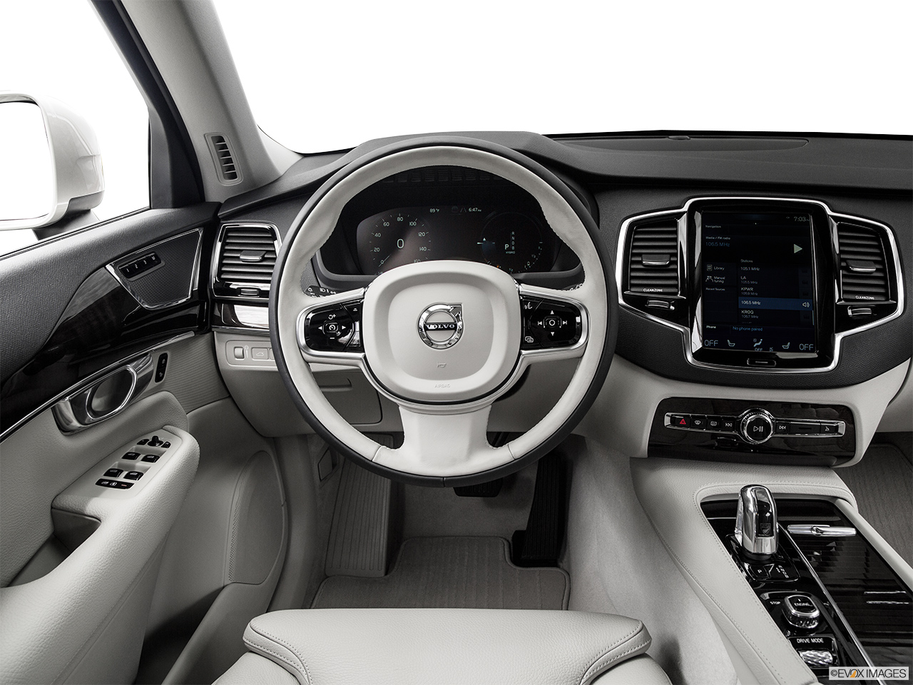 2016 Volvo XC90 Hybrid T8 Momentum Steering wheel/Center Console. 