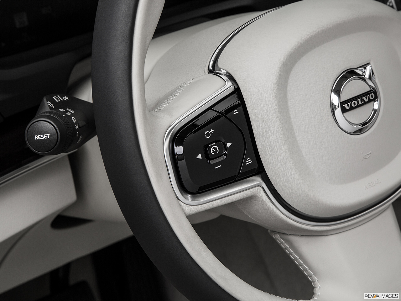 2016 Volvo XC90 Hybrid T8 Momentum Steering Wheel Controls (Left Side) 