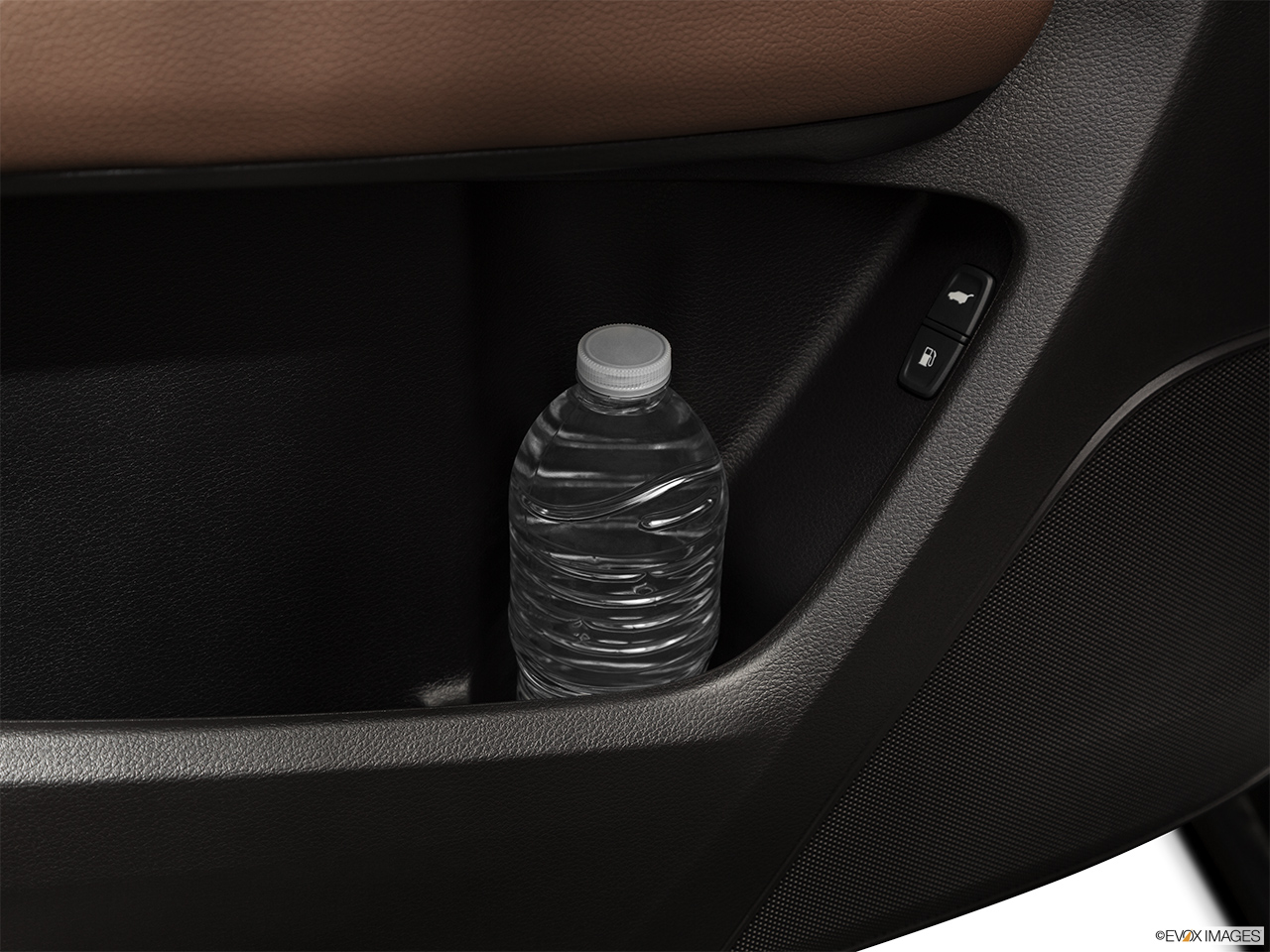 2017 Acura MDX Base Cup holder prop (tertiary). 