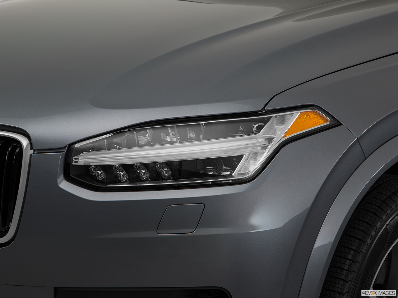 2017 Volvo XC90 T6 Momentum Drivers Side Headlight. 