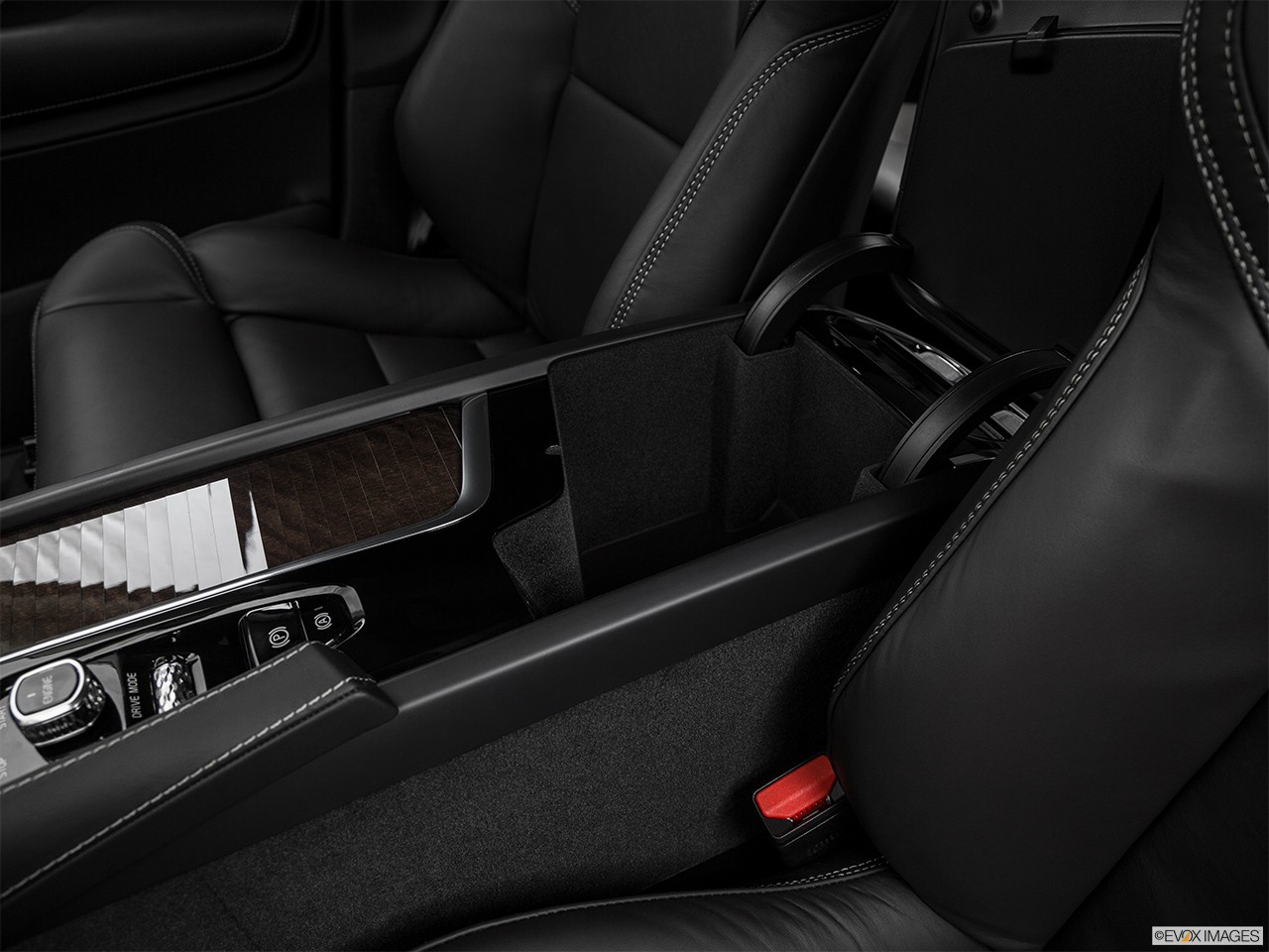 2017 Volvo XC90 T6 Momentum Front center divider. 