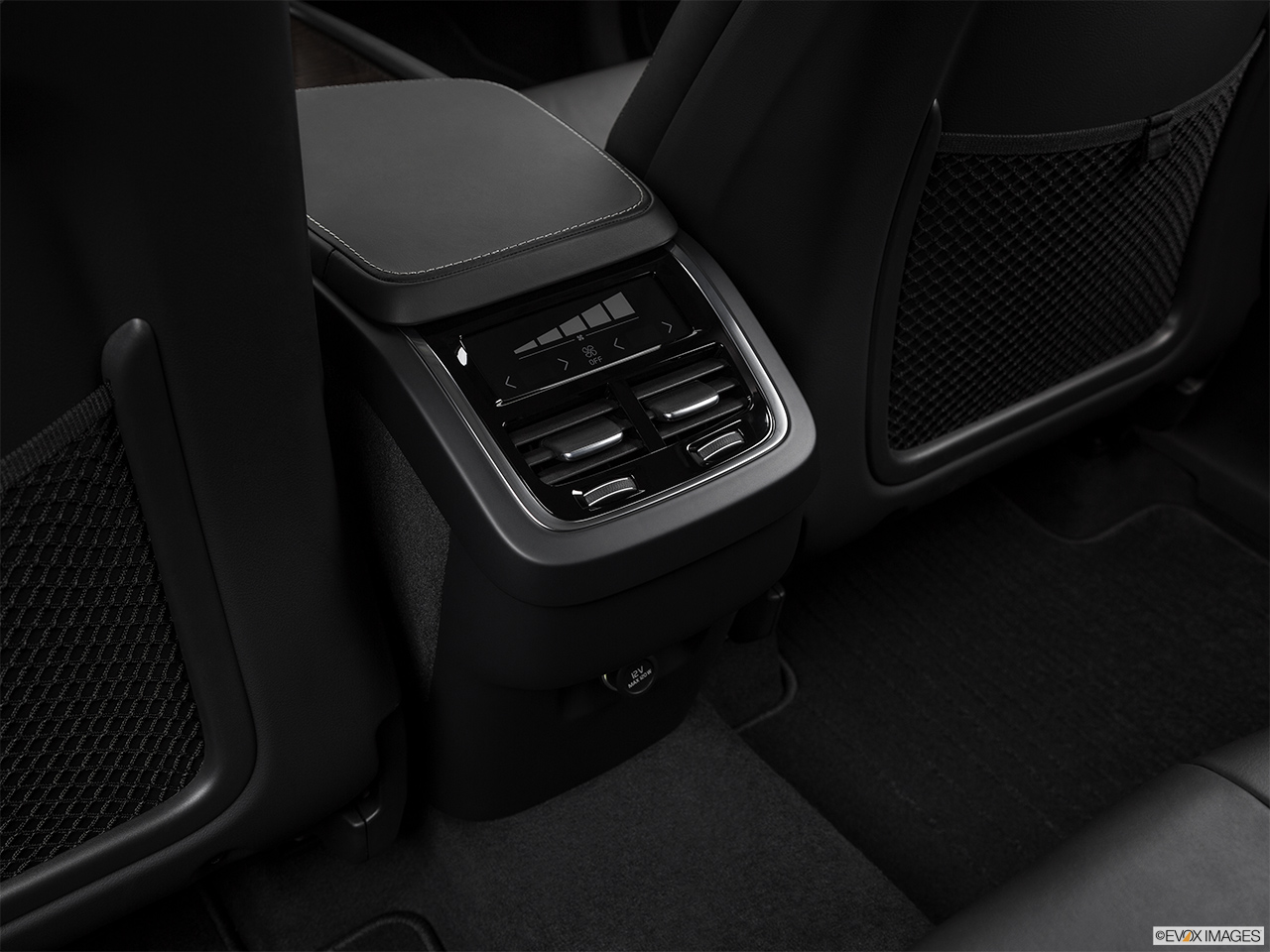 2018 Volvo XC90 T6 Momentum Rear A/C controls. 