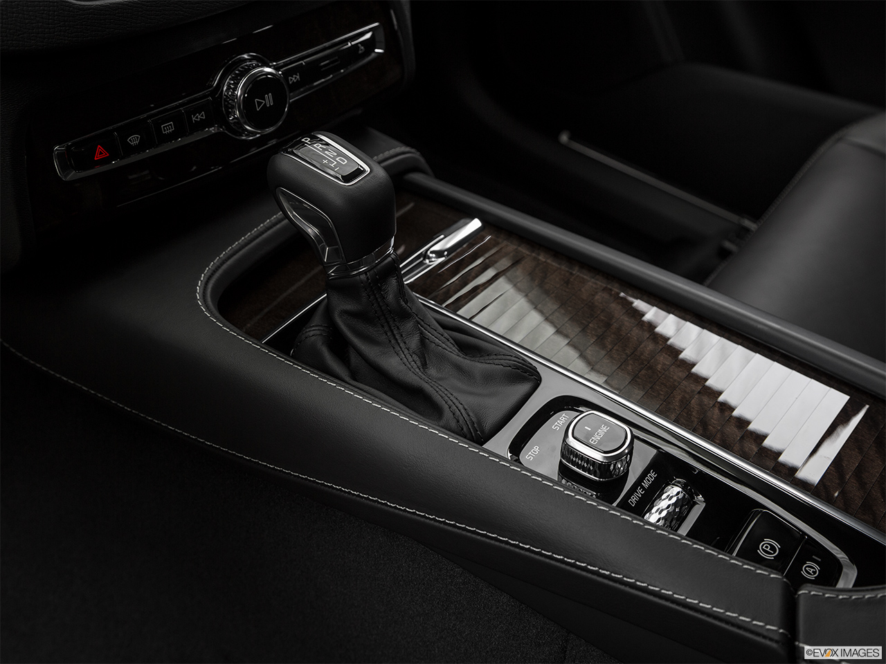 2018 Volvo XC90 T6 Momentum Gear shifter/center console. 