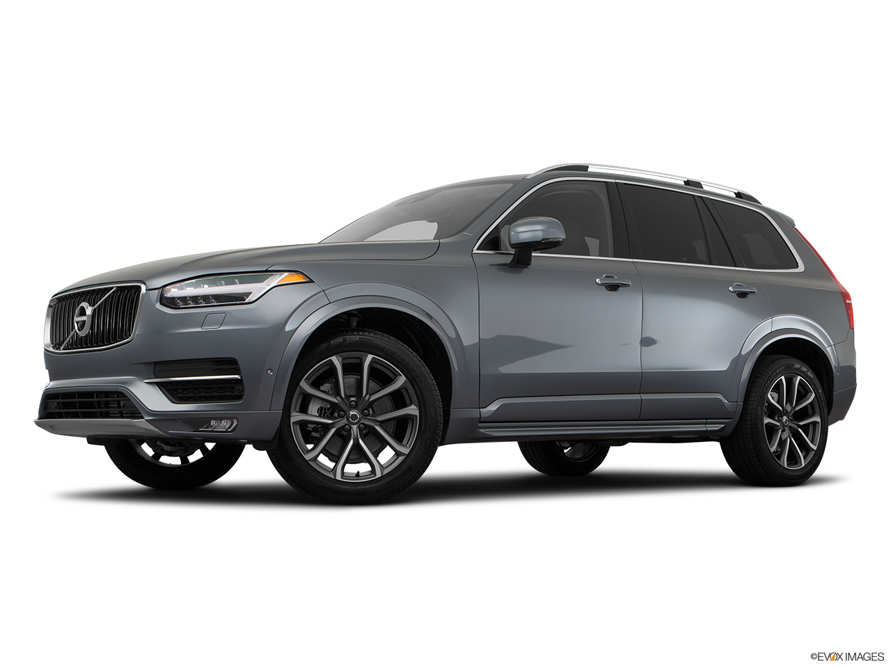 2017 Volvo XC90 T6 Momentum Low/wide front 5/8. 