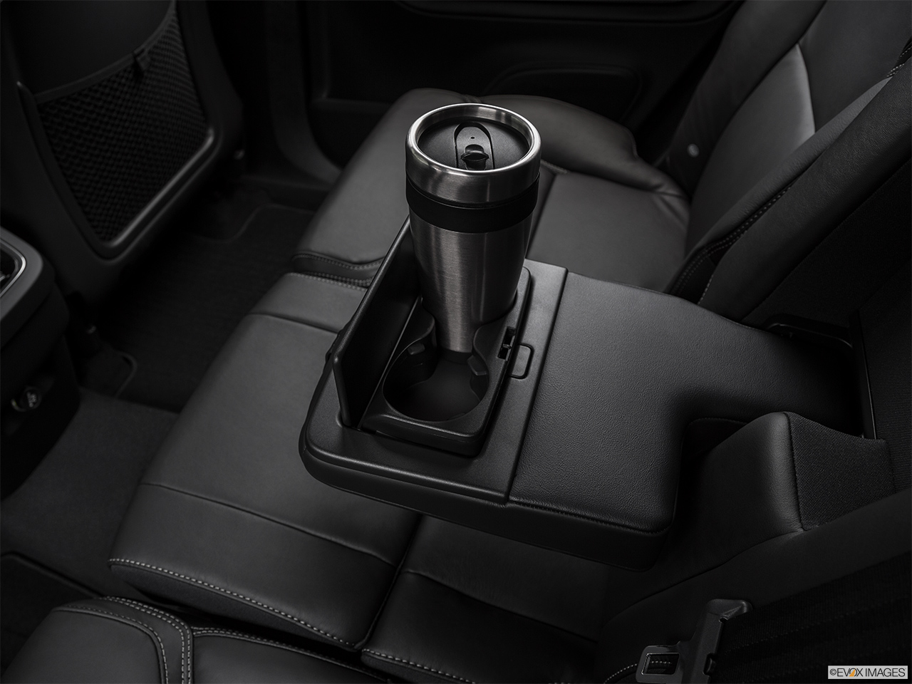 2018 Volvo XC90 T6 Momentum Cup holder prop (quaternary). 