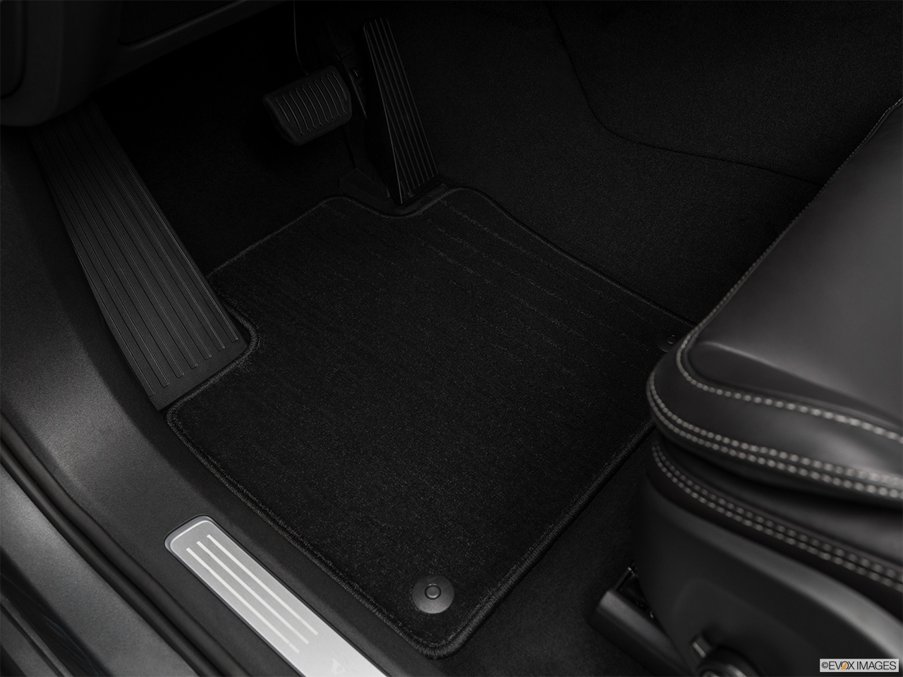 2018 Volvo XC90 T6 Momentum Driver's floor mat and pedals. Mid-seat level from outside looking in. 