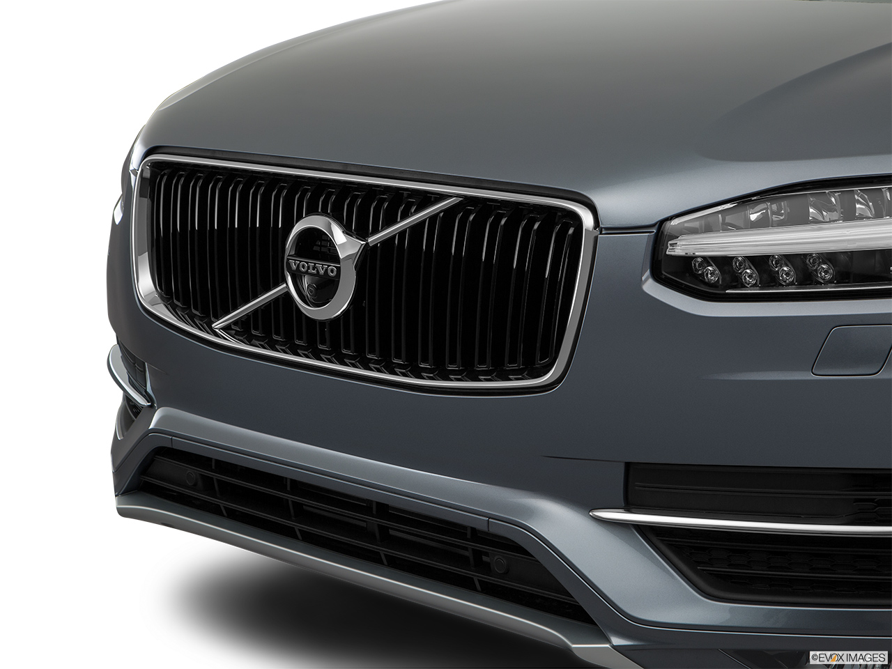 2018 Volvo XC90 T6 Momentum Close up of Grill. 