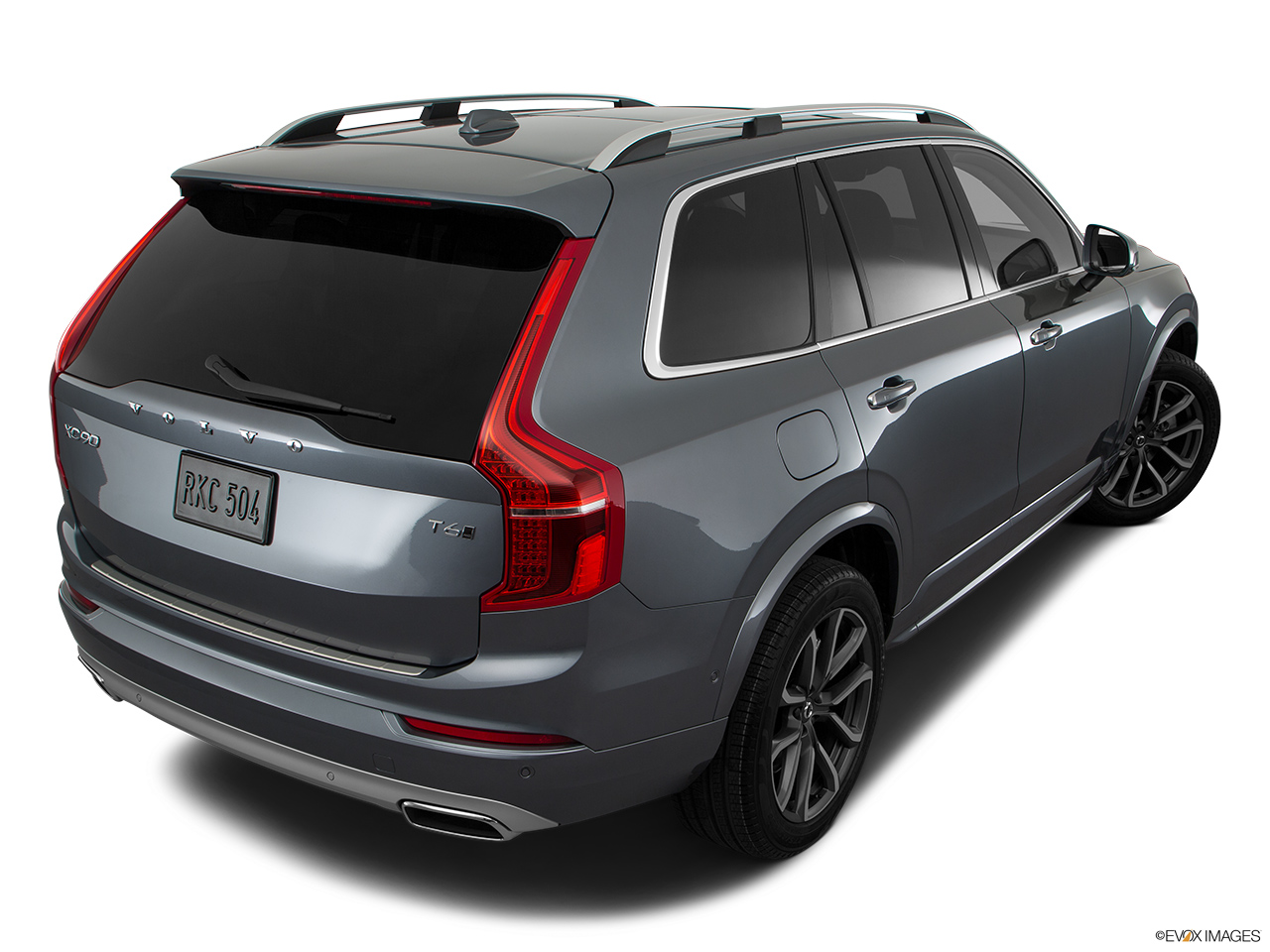 2017 Volvo XC90 T6 Momentum Rear 3/4 angle view. 