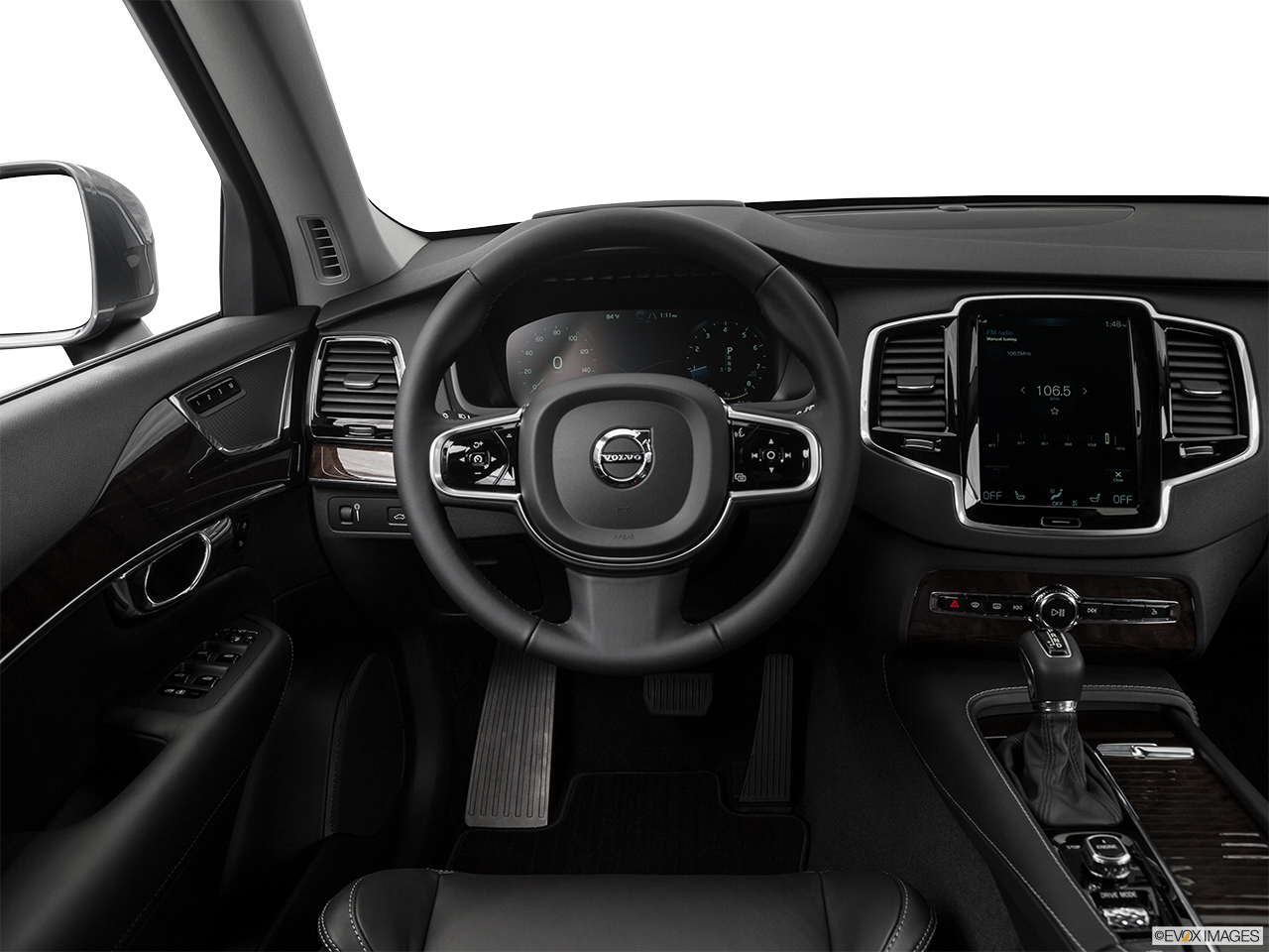 2018 Volvo XC90 T6 Momentum Steering wheel/Center Console. 