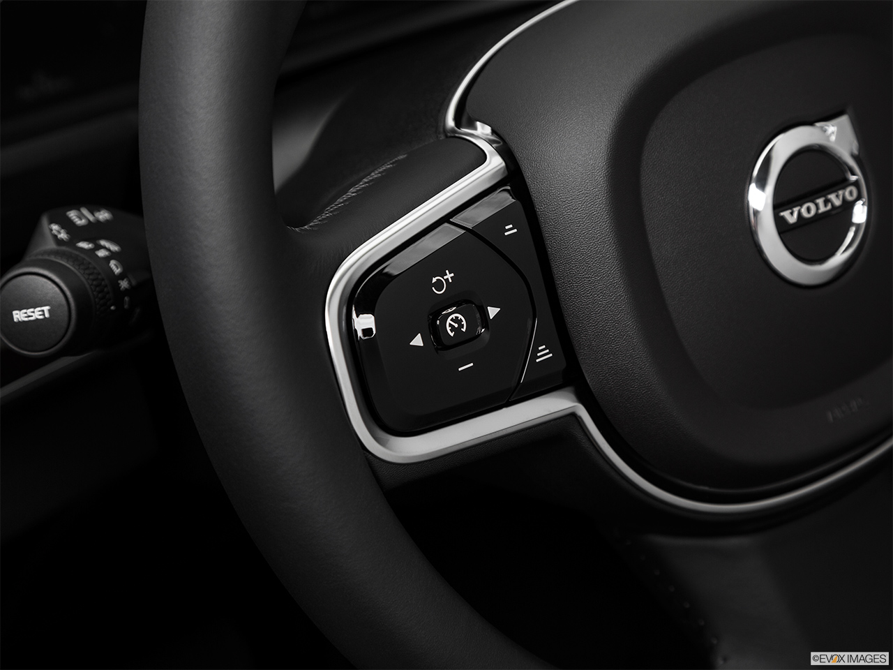 2017 Volvo XC90 T6 Momentum Steering Wheel Controls (Left Side) 
