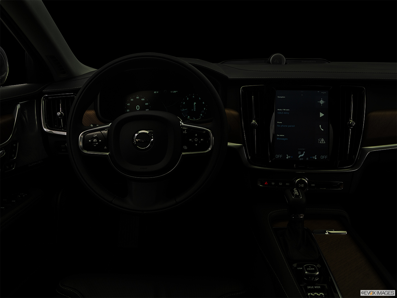 2017 Volvo S90 T6 Inscription Centered wide dash shot - "night" shot. 