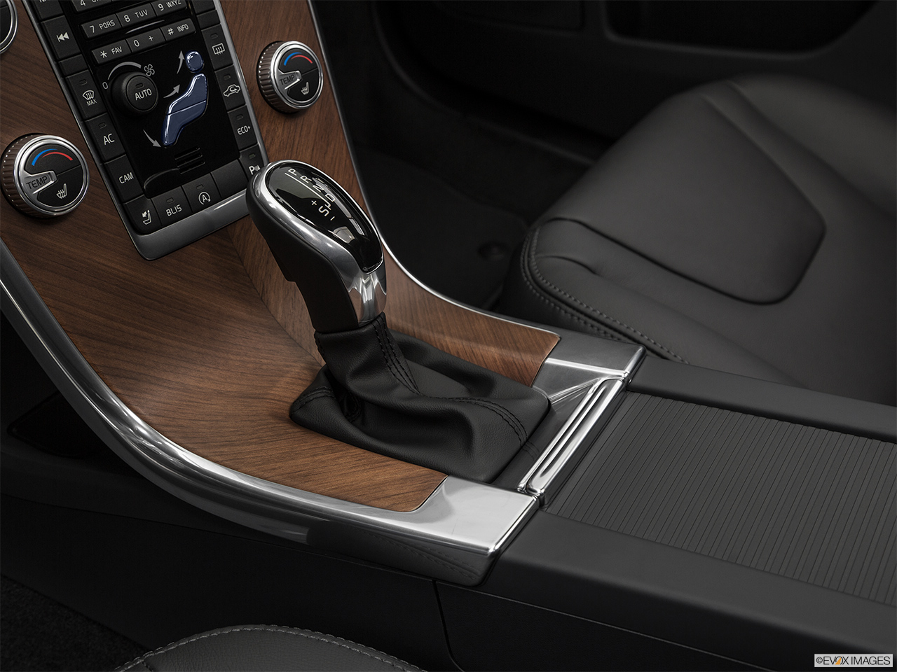 2017 Volvo XC60 T5 Inscription Gear shifter/center console. 