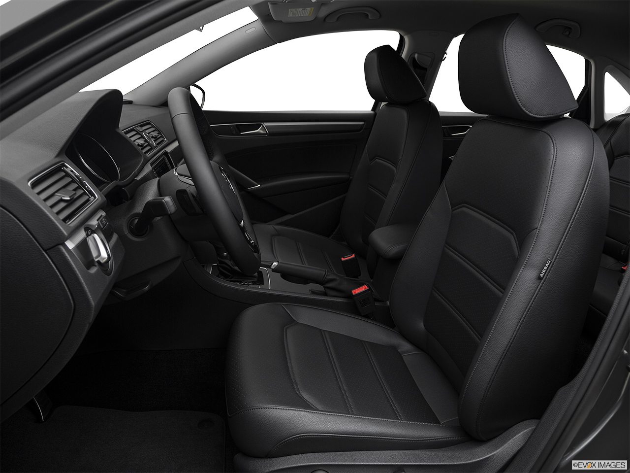 2018 Volkswagen Passat R-Line Front seats from Drivers Side. 