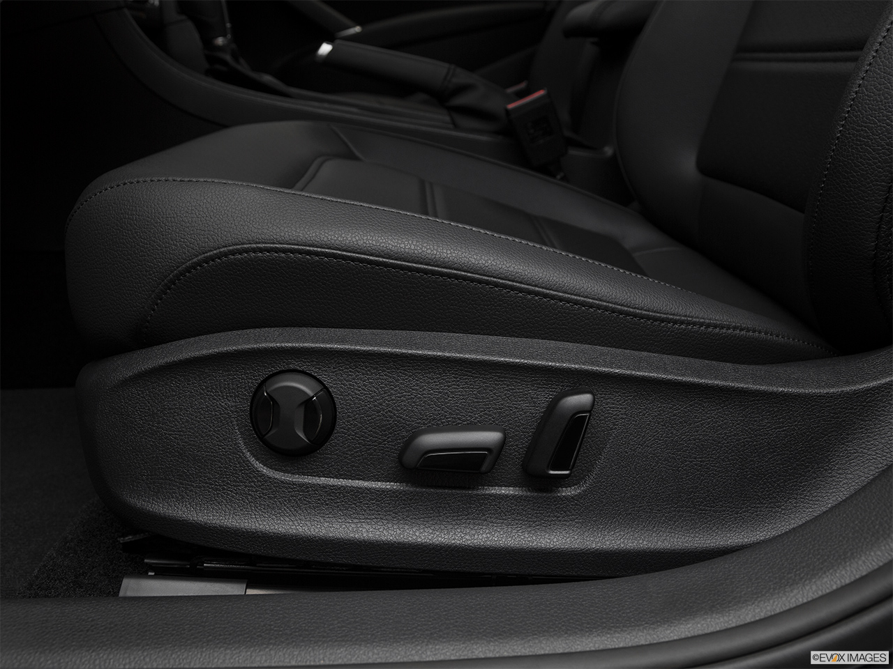 2018 Volkswagen Passat R-Line Seat Adjustment Controllers. 