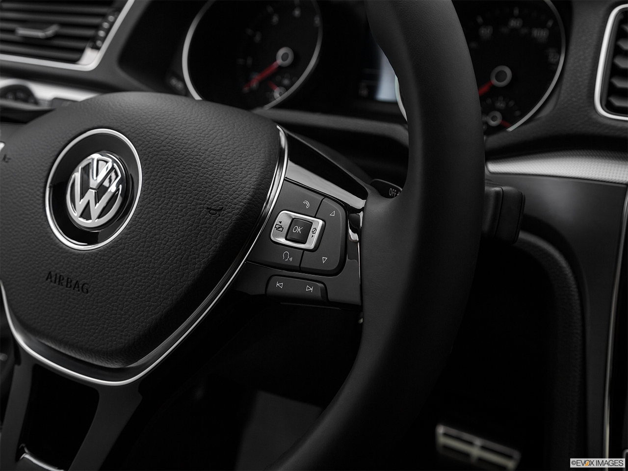 2018 Volkswagen Passat R-Line Steering Wheel Controls (Right Side) 