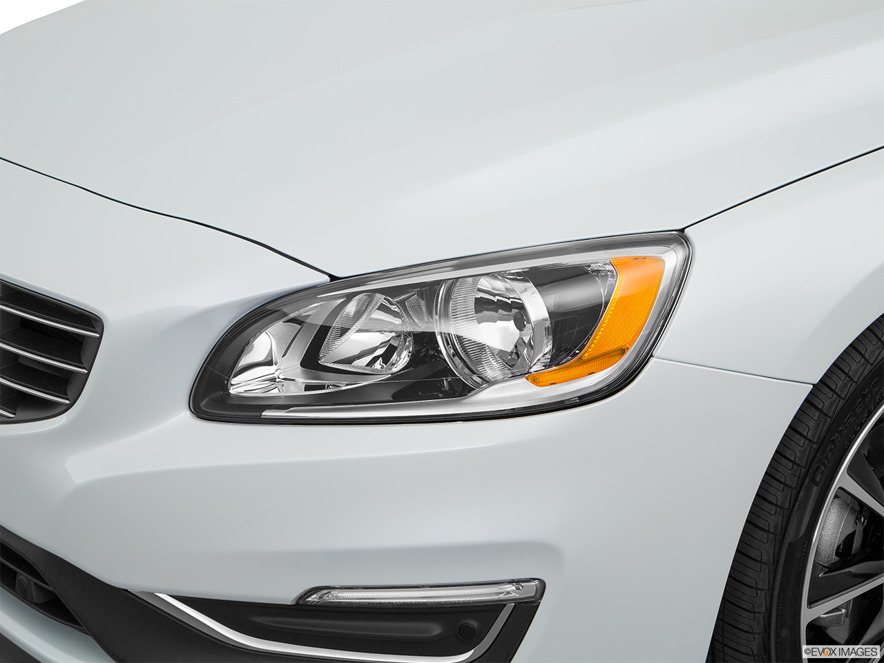 2017 Volvo V60 T5 Premier Drivers Side Headlight. 