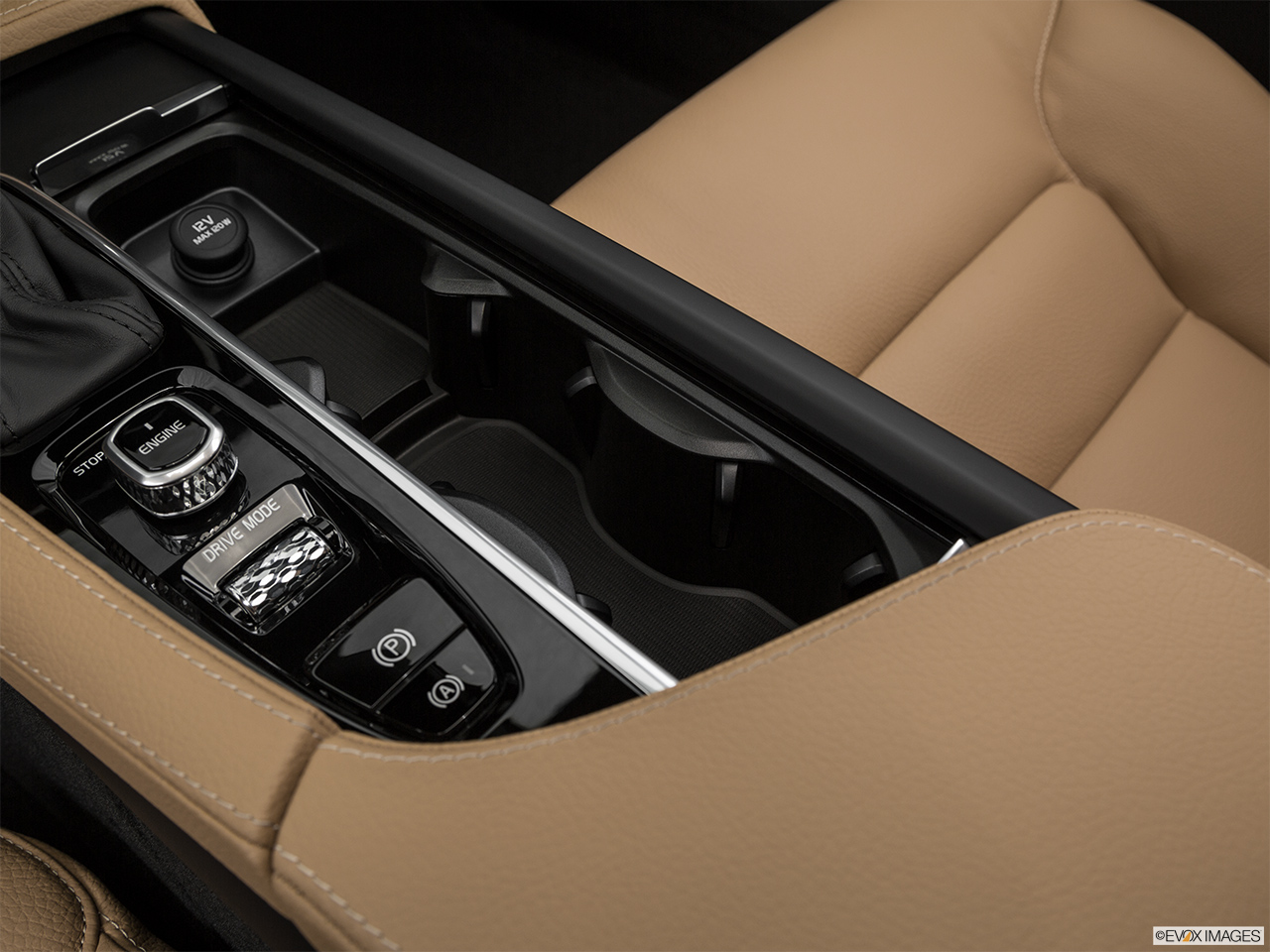 2017 Volvo S90 T6 Momentum Cup holders. 