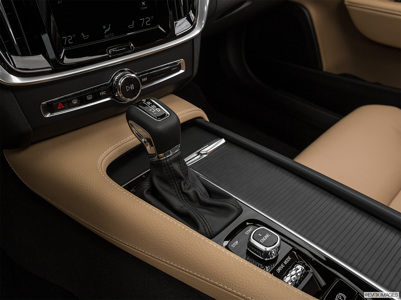 2017 Volvo S90 T6 Momentum Gear shifter/center console. 