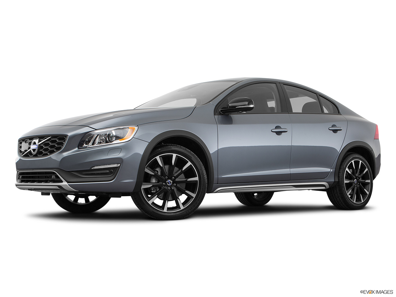 2017 Volvo S60 Cross Country T5 AWD Low/wide front 5/8. 