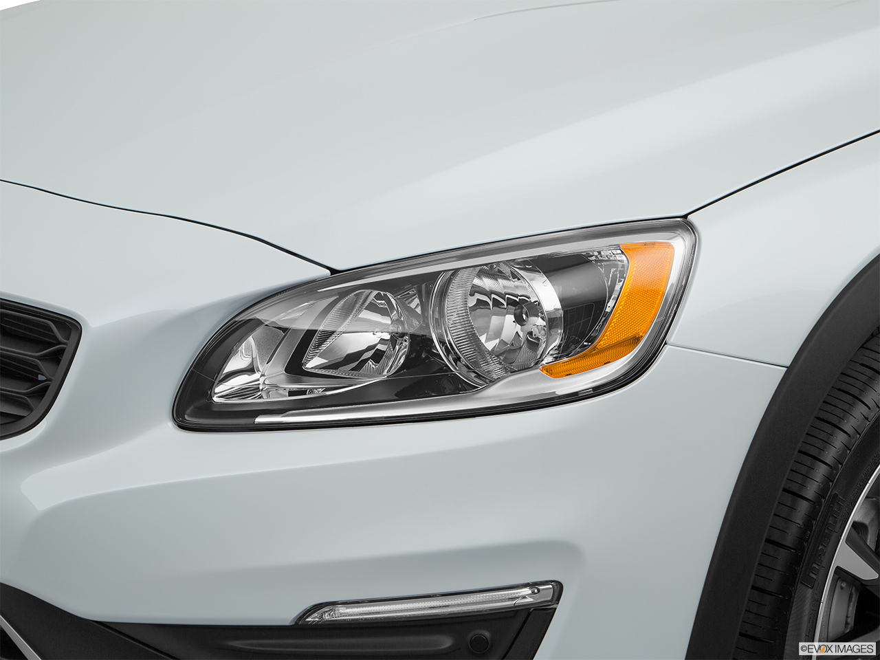 2018 Volvo V60 Cross Country T5 AWD Drivers Side Headlight. 
